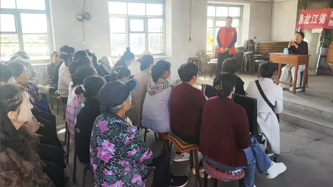 巴彦港镇社工站送农技进村,助力秋收生产